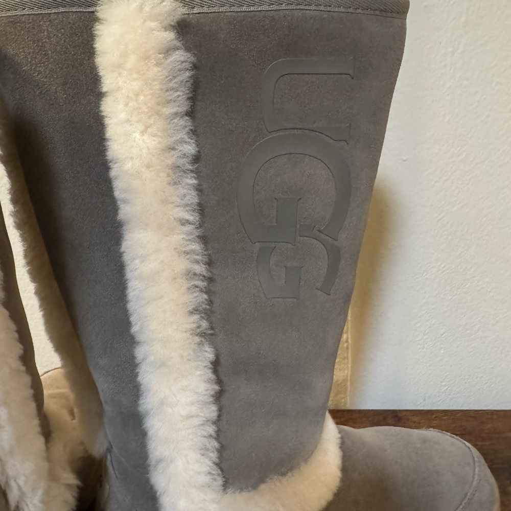 UGG boots. Due to dying techniques, color range between greenish and gray - Picture 6 of 8